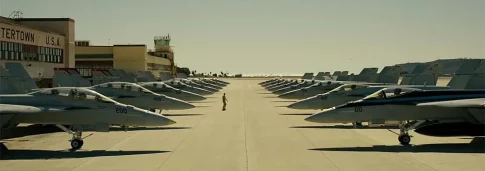 【映画】『トップガン：マーヴェリック』戦闘機の事あんま知らんのだけど突入作戦の時に背面飛行するのは戦闘機は下降するより上昇する方が得意だから逆さになって下に向かって上昇した、で合ってます？